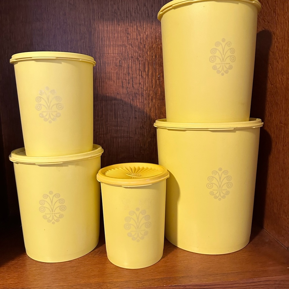 Five 1970’s Vintage Harvest Yellow Tupperware Canisters w/ lids - Picture 1 of 5